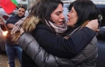صورة أرشيفية لخالدة جرار تعانق ابنتها سهى
