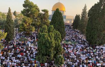 جانب من صلاة عيد الأضحى المبارك في ساحات المسجد الأقصى صباح اليوم