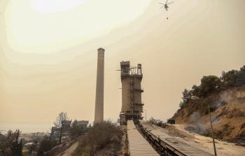 طائرات مروحية شاركت في اخماد الحريق قرب المحطة الحرارية (تصوير: الأناضول)