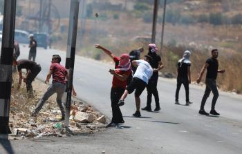 جانب من المواجهات مع الاحتلال على المدخل الشمالي لرام الله (الأناضول)