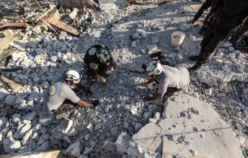 عمليات انقاذ لمتطوعي الدفاع المدني تجاه البيت المستهدف (الأناضول)