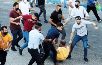 أفراد من أجهزة السلطة بزي مدني يقمعون المنددين بجريمة اغتيال الناشط السياسي نزار بنات (أرشيف)