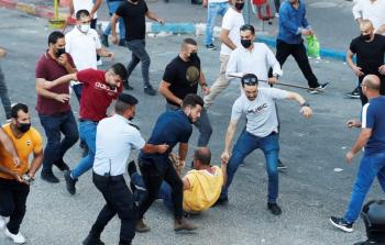 أفراد من أجهزة السلطة بزي مدني يقمعون المنددين بجريمة اغتيال الناشط السياسي نزار بنات (أرشيف)