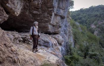 بانتا بيتروفيك أمام كهفه