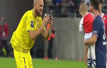 حارس ريمس يلتقط صورة لابنه مع ميسي