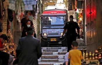 سيارة إسعاف إسرائيلية تصل موقع عملية الطعن