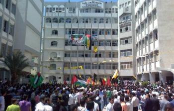 طلاب وسط ساحة جامعة الأزهر بغزة