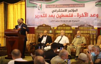 القيادي في حركة حماس كمال أبو عون متحدثا في المؤتمر بلسان رئيس الحركة يحيى السنوار