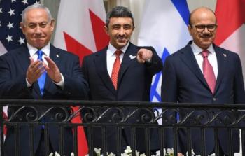 عبد الله بن زايد (وسط) يوقع اتفاق تطبيع مع الاحتلال الإسرائيلي (أرشيف)