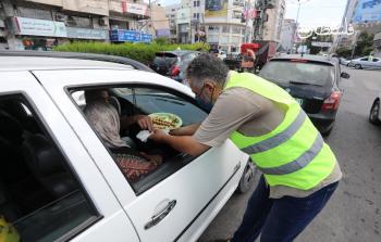 توزيع حلوى بمناسبة تمكن الأسرى من انتزاع حريتهم (تصوير: محمود أبو حصيرة)