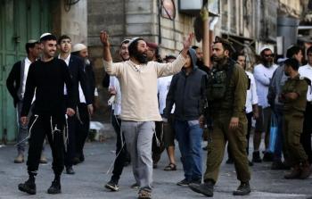 مستوطنون يعربدون في الخليل بحماية الاحتلال (أرشيف)