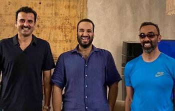 صور للقاء أمير قطر وولي العهد السعودي والمسؤول الإماراتي