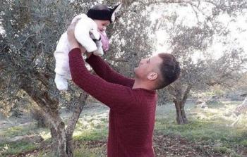 الشهيد محمد عبدالفتاح برفقة ابنته جوان  (أرشيف)