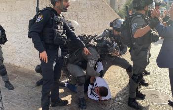 اعتداء جنود الاحتلال على شاب في باب العمود أمس