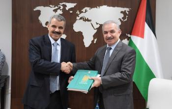 اشتية يتسلم التقرير السنوي لديوان الرقابة المالية والإدارية للعام 2020