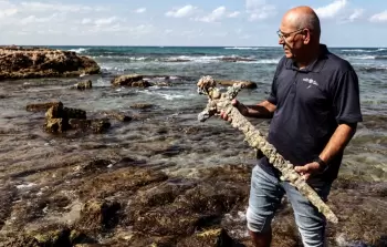 سيف يعود إلى حقبة الحروب الصليبية اكتشف قبالة ساحل حيفا في إسرائيل (رويترز)