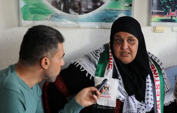 الزميل جمال غيث يحاور المحررة نسرين أبو كميل (تصوير/ ياسر فتحي)