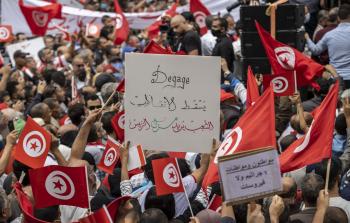 صورة من تظاهرة التونسيين ضد الرئيس سعيّد