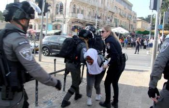 الصحفية المقدسية نسرين سالم خلال اعتقالها من شرطة الاحتلال