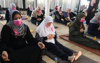 مريضات سرطان يمارسن اليوغا بغزة (تصوير/ رمضان الأغا)