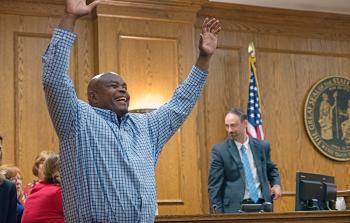 الأمريكي دونتي شارب في أول لحظات نيله قرار الإفراج