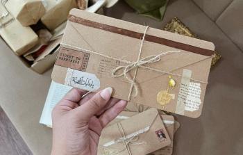 بائعة البريد