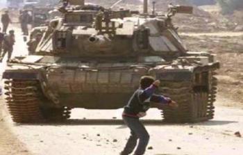 الشهيد الطفل فارس عودة في مواجهة دبابة إسرائيلية (أرشيف)