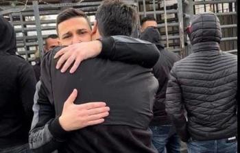 الأسير مؤمن طوقان في اللحظات الأولى لحريته