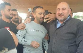 اللحظات الأولى للإفراج عن الأسير 