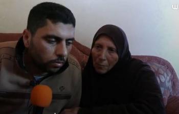 المحرر نبيل الرجوب ووالدته