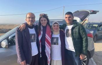 الأسيرة المحررة شذى الطويل مع ذويها لحظة الإفراج عنها