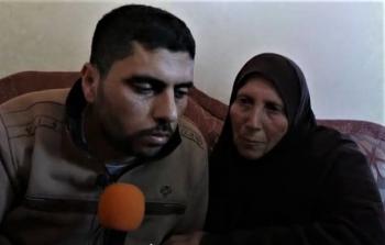 الأسير المحرر نبيل الرجوب مع والدته (أرشيف)