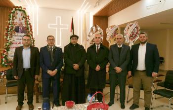 وفد حماس خلال زيارته كنيسة دير اللاتين