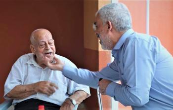 يحيى السنوار رئيس حركة حـمـاس في قطاع غزة برفقة والده (أرشيف)