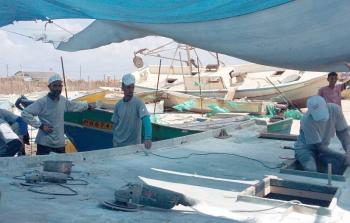 ترميم قوارب بميناء غزة