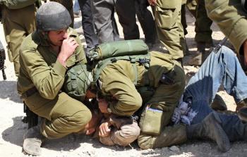 جنود الاحتلال يعتدون على فلسطيني في جنين (أرشيف)