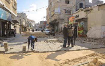 جانب من تنفيذ أعمال صيانة الطرق بخان يونس