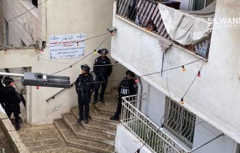 جنود للاحتلال يقفون أمام منزل عائلة الشهيد أبو شخيدم في القدس