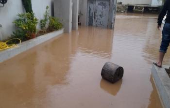 صورة حية لتدفق مياه الأمطار في أحد بيوت مدينة اللد المحتلة