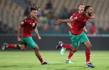 لاعبو منتخب المغرب يحتفلون بإحراز هدف في مرمى غانا (الفرنسية)
