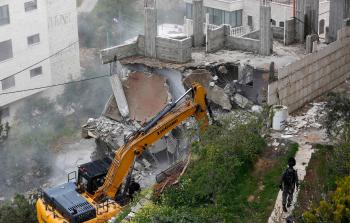 طواقم تابعة لبلدية الاحتلال تقوم بهدم منزل عائلة الرحبي