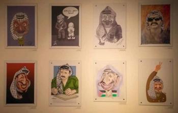 جانب من المعرض الذي ضم رسومات مسيئة لرمزية ياسر عرفات