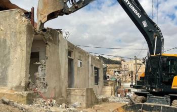 جرافة تهدم منزل عائلة المقدسيين الشقيقين داود ومحمود شقيرات