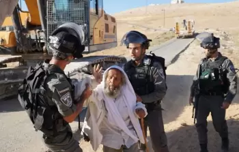 الشيخ سليمان الهذالين في مواجهة جنود الاحتلال( صورة أرشيفية)