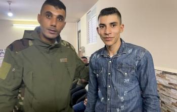 نجل المناضل الزبيدي بجوار أحد أقاربه