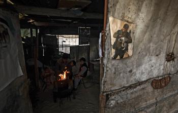 عائلة من قطاع غزة تعيش في بيت متهالك (الفرنسية)