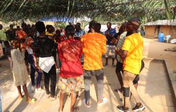 جانب من عملية تشييع الموتى بطريقة الرقص (الأناضول)