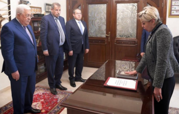 سلام الزواوي ابنة سفير السلطة لدى إيران صلاح الزواوي في منصب والدها السفير