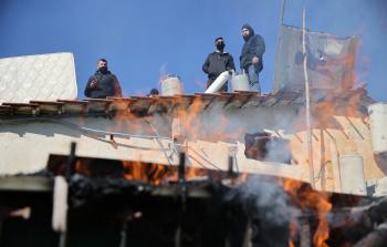 عائلة مقدسية تتحصن في منزلها وتهدد بإحراقه (الأناضول)