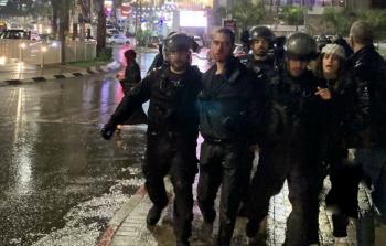 صورة حية لاعتداء قوات الاحتلال على أحد المتضامنين مع الأسير 